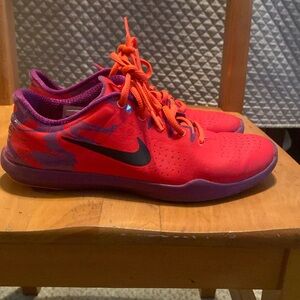 Nike Shoes Studio Trainer Sneakers Sz 6 women's
Red/Purple/Black Nike sign